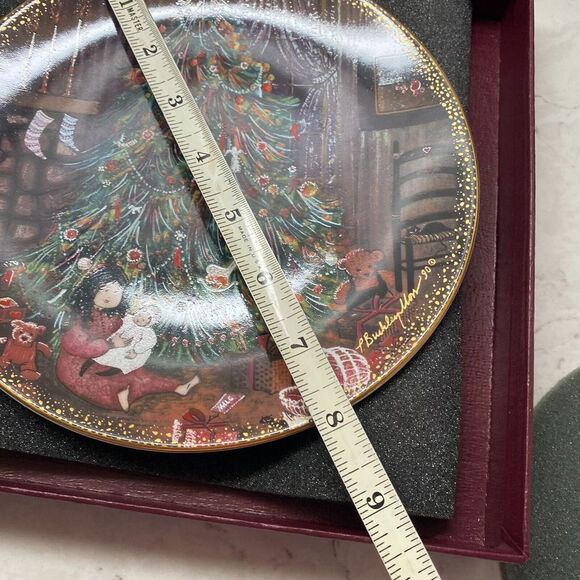 Anna Perenna Christmas Eve By P. Buckley Moss Plate with Certificate and Box - Picture 7 of 7